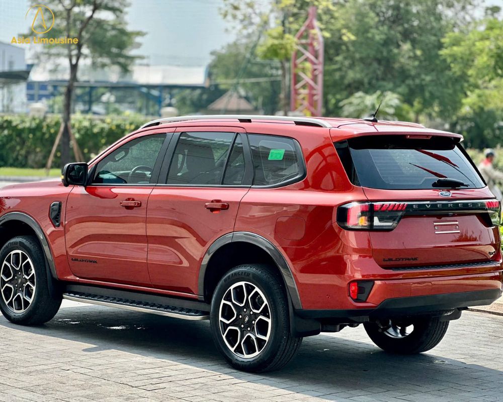 Mẫu xe 7 chỗ đi du lịch màu đỏ