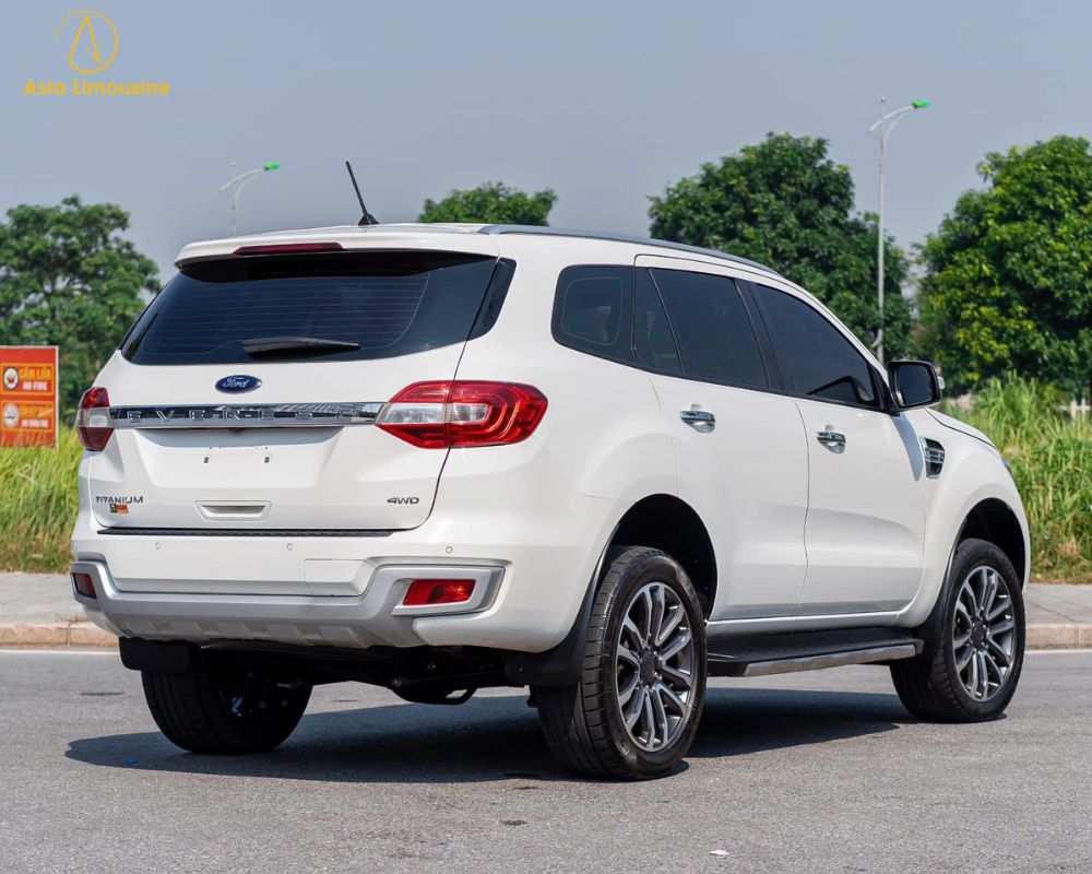 Xe 7 chỗ màu trắng sang trọng được nhiều khách hàng lựa chọn