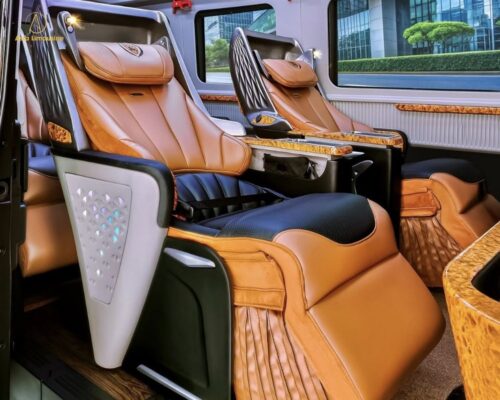Ghế ngồi xe limousine 12 chỗ rộng rãi, tích hợp nhiều tiện ích