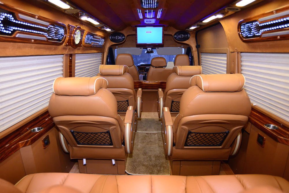 Giới thiệu dịch vụ cho thuê xe VIP Dcar Limousine 9 chỗ