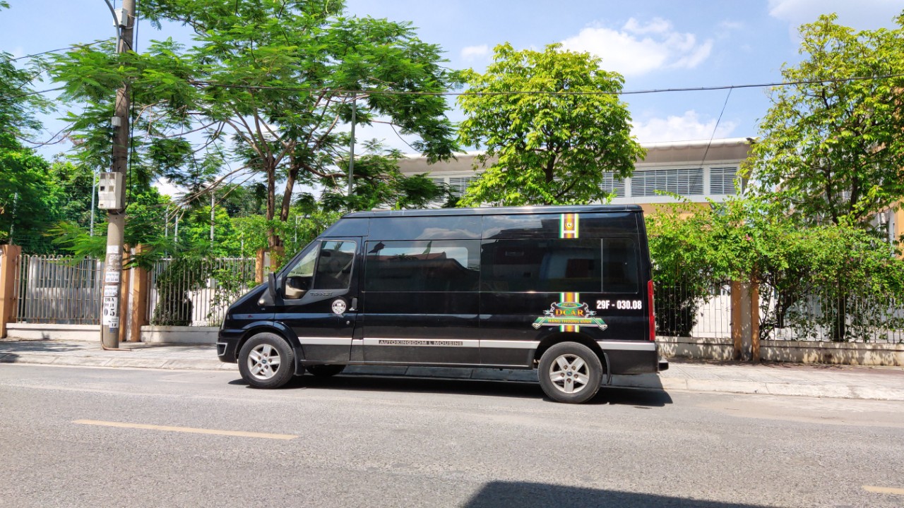 Xe limousine 9 chỗ sang trọng