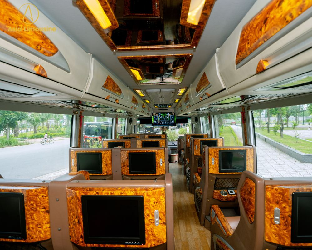 Xe limousine trang bị màn hình ti vi tiện ích