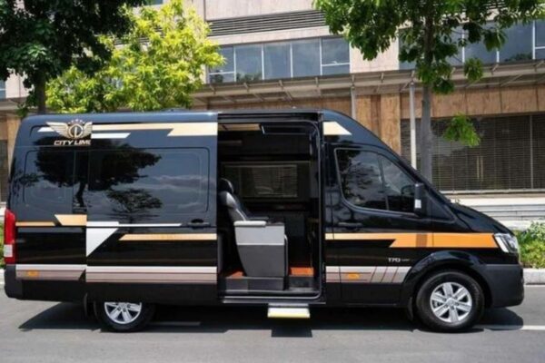 Ngoại thất xe limousine 9 chỗ sang trọng