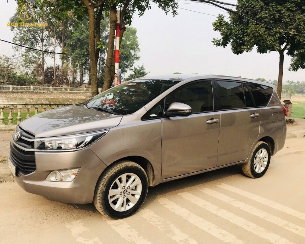 Xe Invova 7 chỗ màu xám