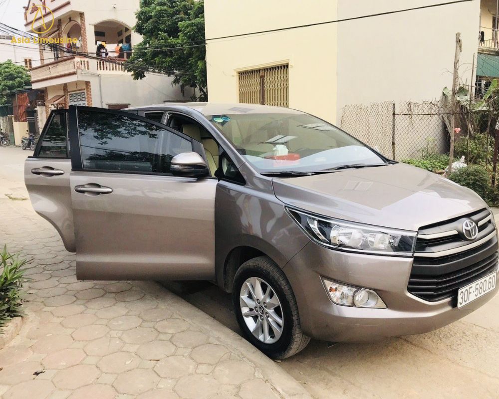 xe 7 chỗ Toyota Innova