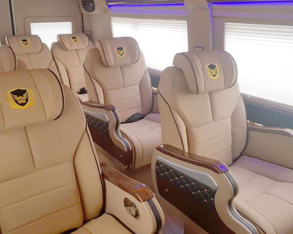 Ghế ngồi xe limousine màu trắng bọc bằng da cao cấp