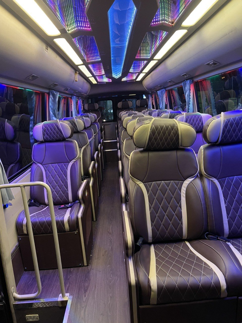 Liệt kê từng loại xe limousine từ 9 ghế -12 ghế và 19 ghế